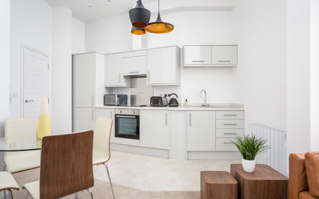 Elliot Oliver - Stylish 2 Bedroom Town Centre Apartment