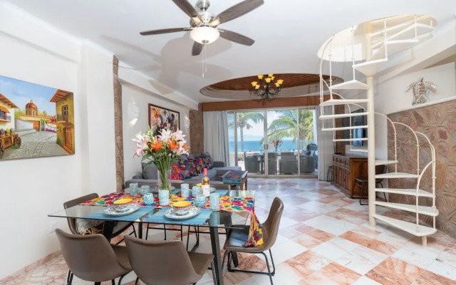 Ocean Front Penthouse Pool Sleeps 8 People