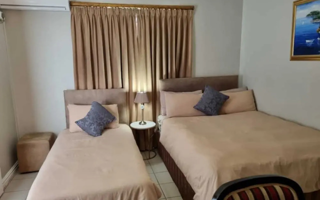Savoy Lodge With Breakfast Included - Budget Triple Room 3