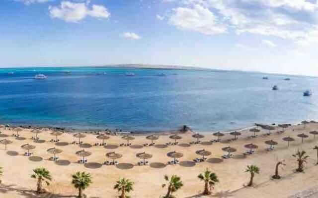 Lovely 2 bedroom condo with beach access & pool!