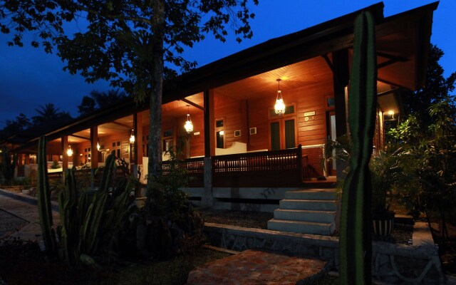 Green Tropical Village Hotel & Resort