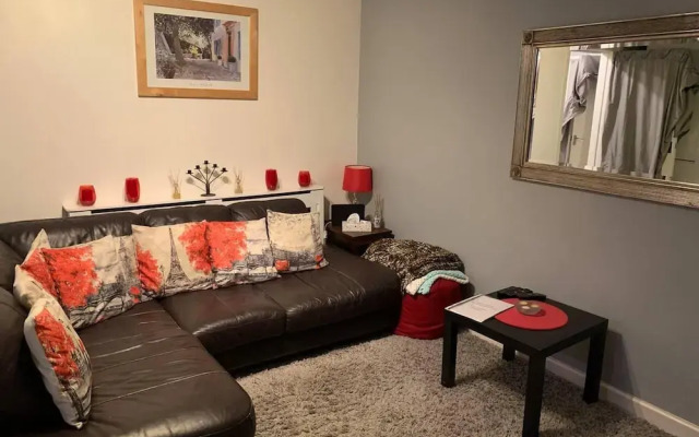Lovely 2-bed Apartment in Wallasey, Sleeps 4