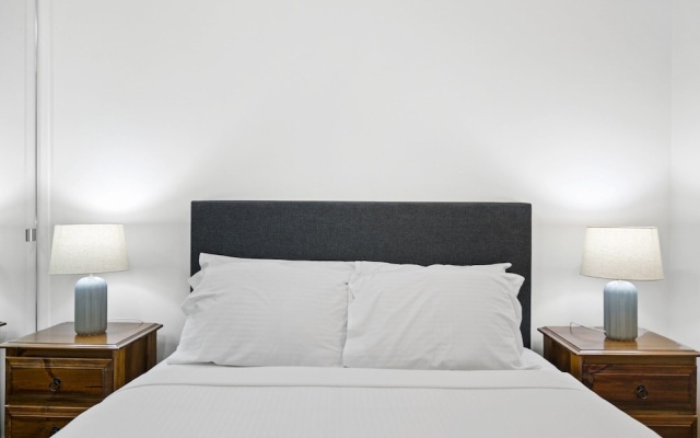 1BR Docklands Walk to Marvel Stadium + Balcony – Guest Rooms – Melbourne