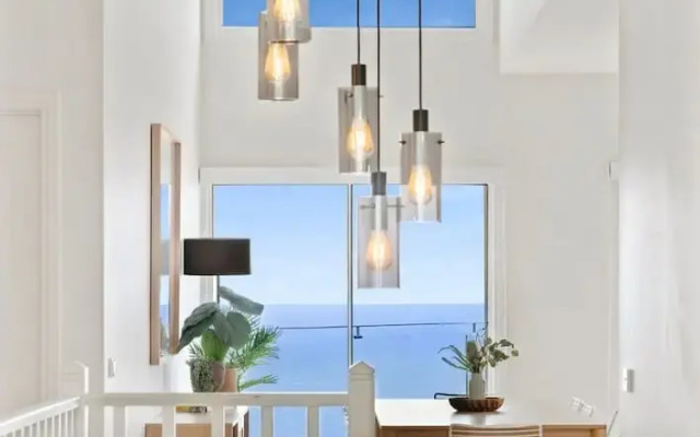 Clifftop Luxury With Spectacular Ocean Views
