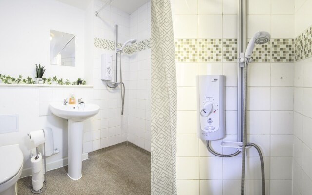 Large Apartment With Balcony Free Parking & Fast Wifi