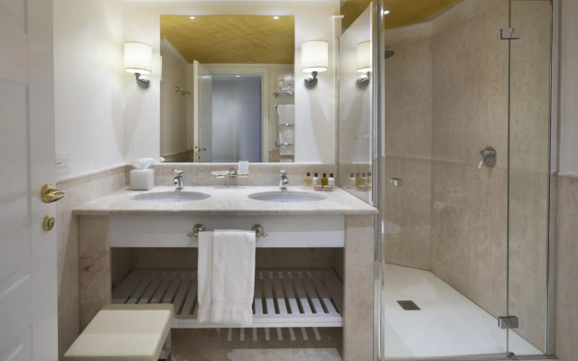 Batavia Hotel and Serviced Apartments