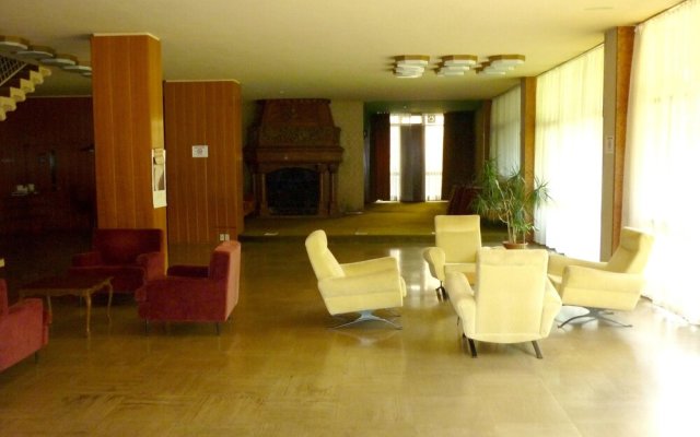 Studio in Meran, with Pool Access And Furnished Balcony - 6 Km From the Slopes