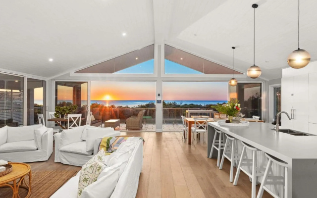 Dayz Dreamin - pool, gas fireplace and beachfront – Guest Rooms – Culburra Beach