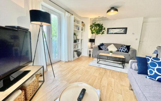 Lovely 2-Bedroom Bristol Apartment. FREE PARKING.