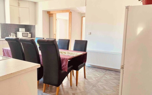 Bjurvik's Villa - Flat 2 - Business Customers Only