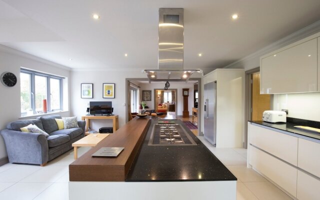 Stunning 5 Bed Garden Home - Oxford