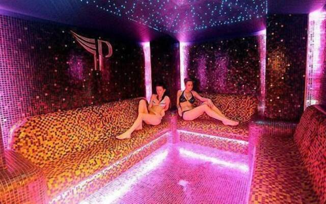 Plaza V Business and SPA