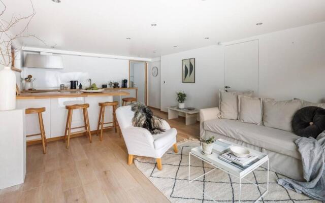 Spacious, contemporary 5Br Chalet with glacial views