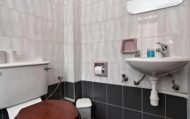 2 bedroom, central and spacious with sea view