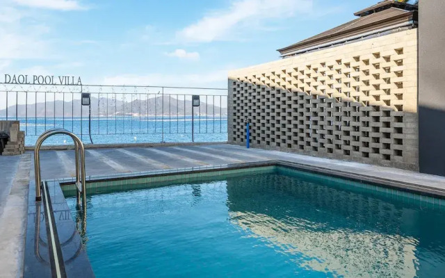 Geoje Daol Pool Villa Pension