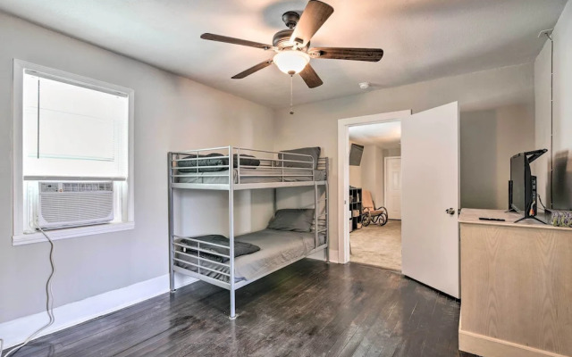 Cozy Galveston Apartment - Walk to Beach & Dining