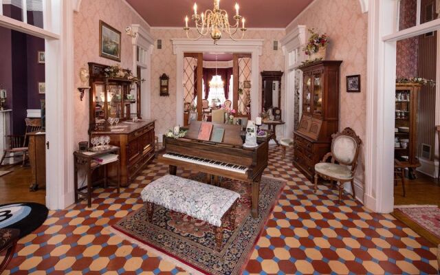 The Steamboat House Bed & Breakfast