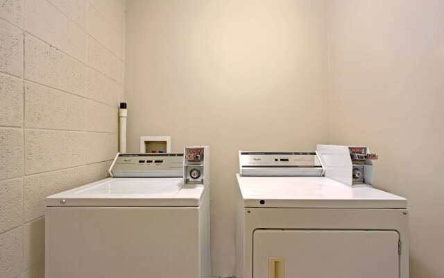 Super 8 by Wyndham Oklahoma/Frontier City