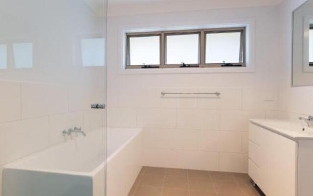 5 Bent Street - huge house with Foxtel & Aircon