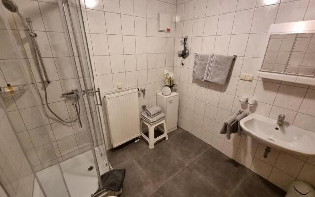 Cafe Altmühl, Ferienwohnungen Gästehaus Krimhilde direkt am Wasser