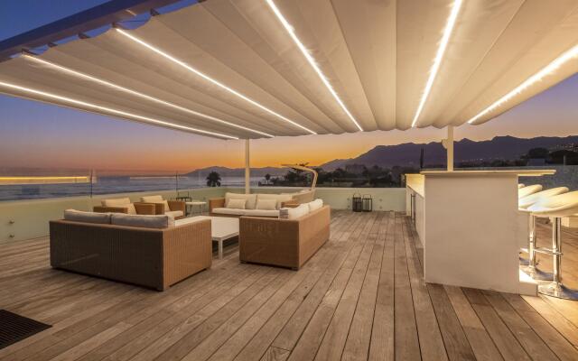 21220 Breath Taking Front Line Beach Villa