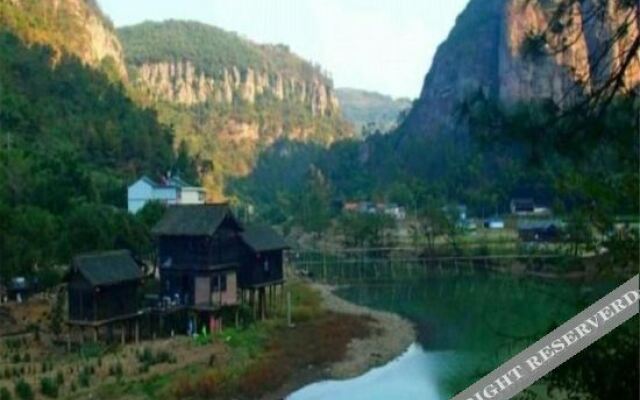 Xinchang Yunqi Small Building House