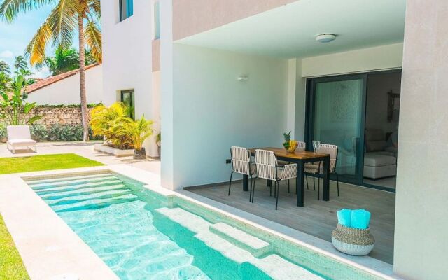 Modern Luxury Condo With Swimming Pool Only Steps Away From The Beach