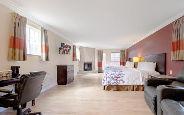 Red Roof Inn & Suites Monterey