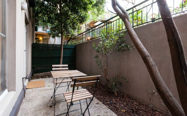 DAWN, 2BDR Carlton Apartment