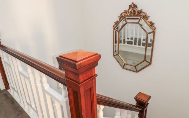 Iona 10 Palace Street East