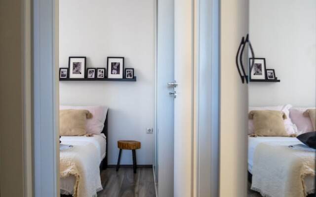 Modern Apartment With Balcony, Near Shopping Mall