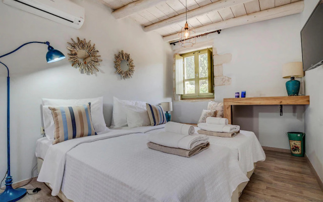 Holiday House, Castellos