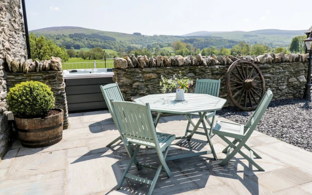 The Granary, Dee Valley Escape With hot tub