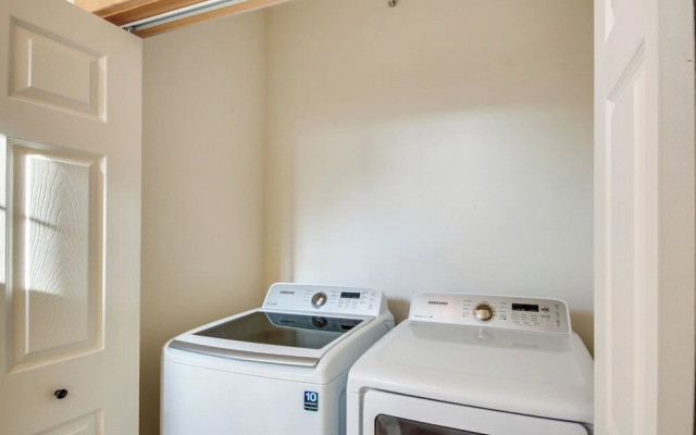 Cozy Livingston Condo w/ Balcony & Mtn View!