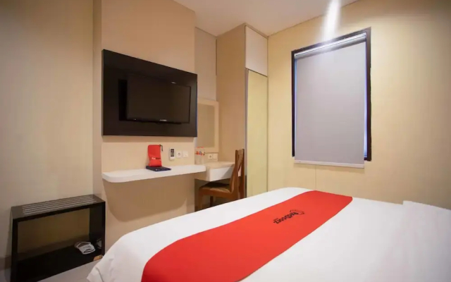 RedDoorz Premium near Kawasan Industri Cikarang
