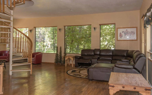 Upper Canyon Inn & Cabins