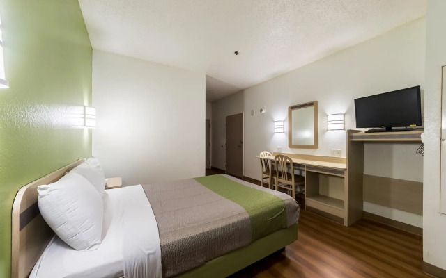 Motel 6 San Antonio, TX - South