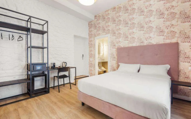 Adelante Rooms