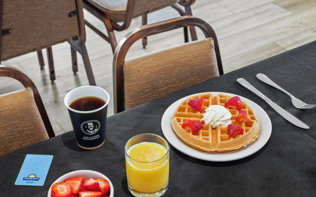 Days Inn & Suites by Wyndham Winkler