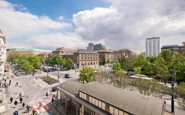 2200SQFT Luxury Apartment in City Center