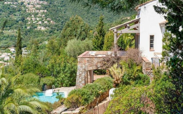 Villa in Cavalaire With Sea View & Pool