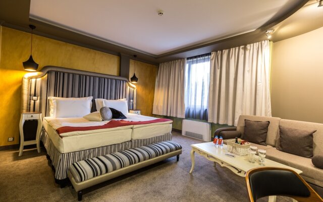 Diplomat Plaza Hotel & Resort