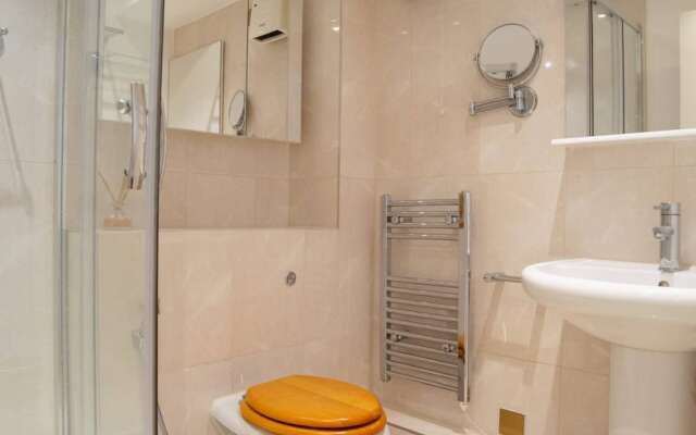 Spacious Holborn Apartment Close to Tube