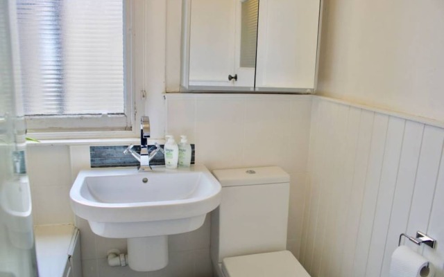 2 Bedroom Flat In Comely Bank
