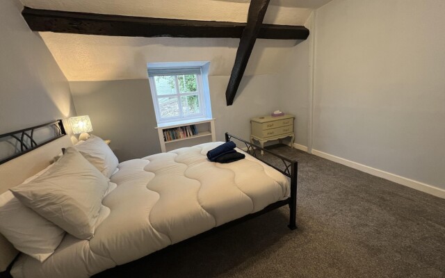 Traditional 3-bed Cottage, Log Burner & Sea Views!