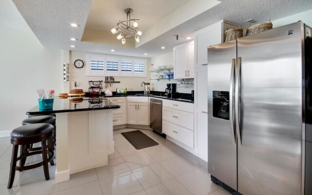 Trillium 5C Beach Front/private Balcony With Amazing Views/pool!