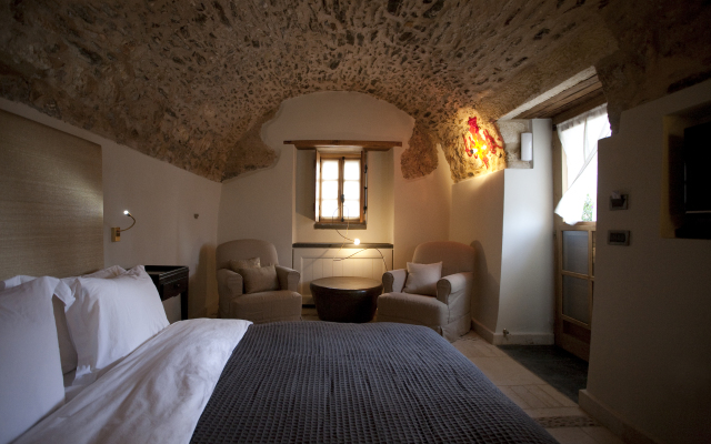 Kinsterna Hotel