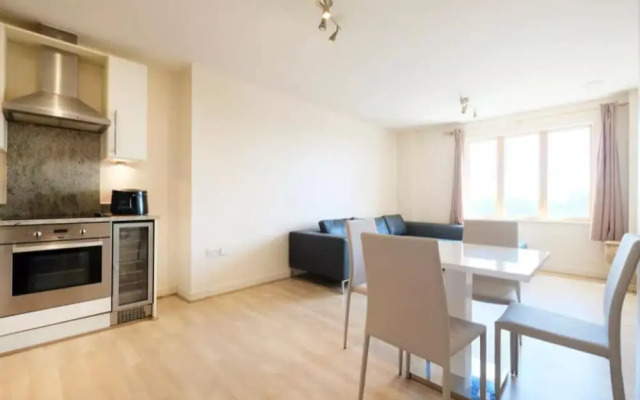 Bright and Spacious 2-bedroom Flat, Sleeps 4