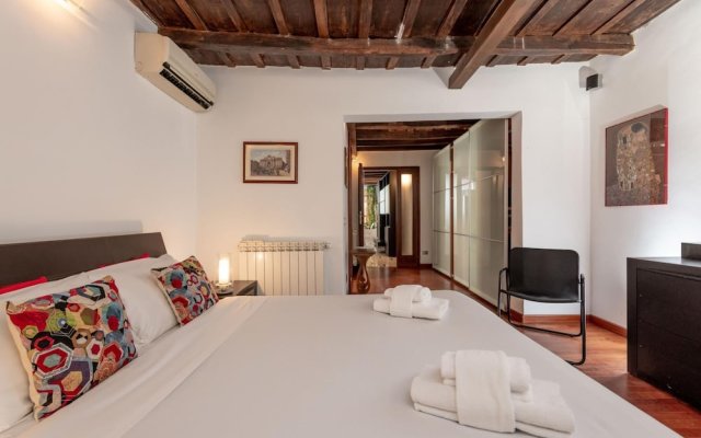 Elena in Roma With 1 Bedrooms and 1 Bathrooms