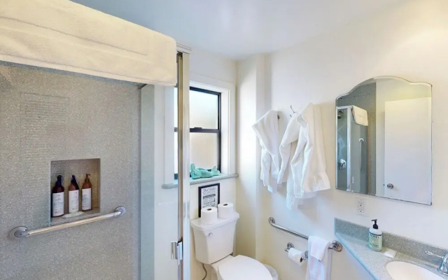 Stroll to Shore: Stinson Beach Gem w/ Hot Tub